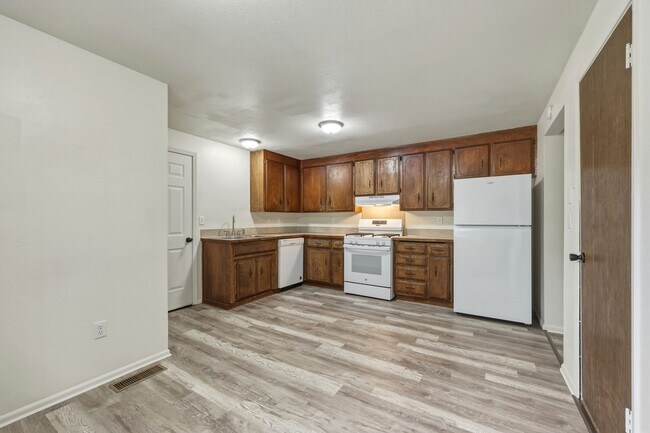 Building Photo - MOVE IN READY NOW!! 4 bed 1 bath on shy half acre! North Thurston School District