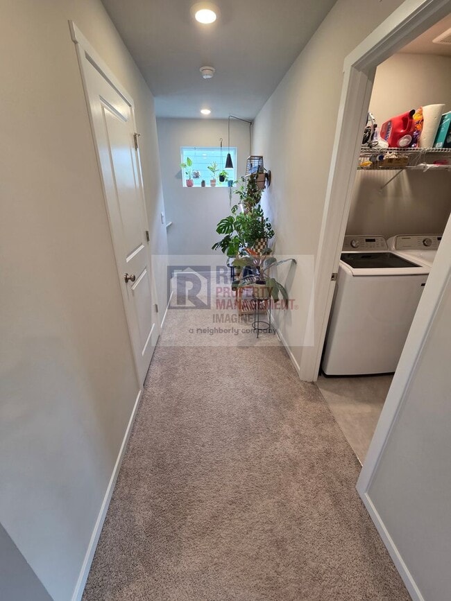 Building Photo - Check Out This Beautiful 4 Bedroom, 2.5 Bath Home!