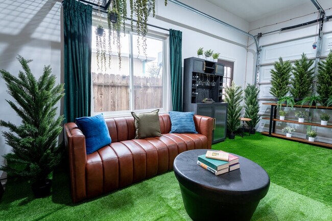 Building Photo - 661 Hampshire Ave