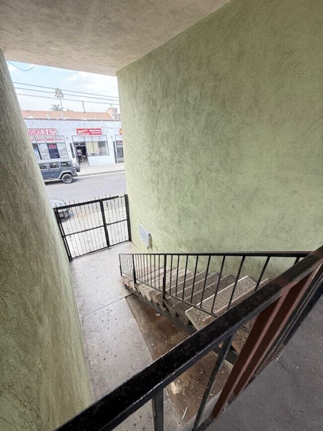 Building Photo - Spacious remodeled 2 BR apartment - Inglew...