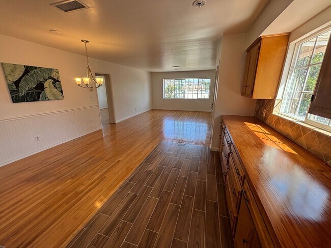 Building Photo - Beautiful 3-Bedroom Single-Story Home in Los Angeles!