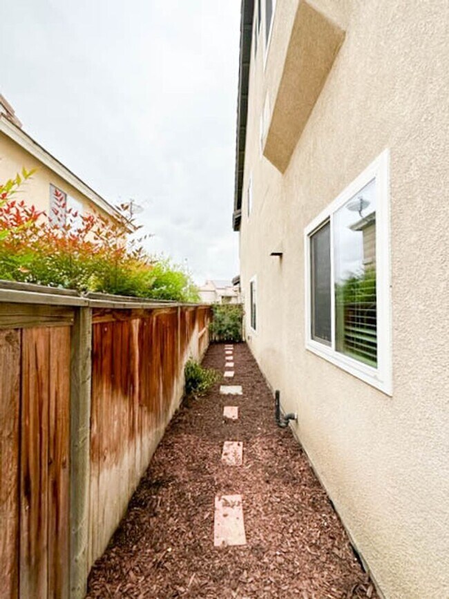 Building Photo - **STUNNING** 8 BEDROOM SOLAR HOME IN GATED...