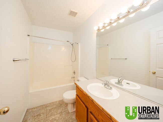 Building Photo - West Hills Gem – Space, Style & Prime Location!