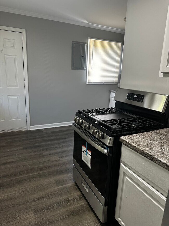 Building Photo - 3 BEDROOM HOME IN WARREN