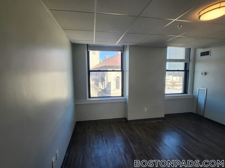 Building Photo - 507 Main St