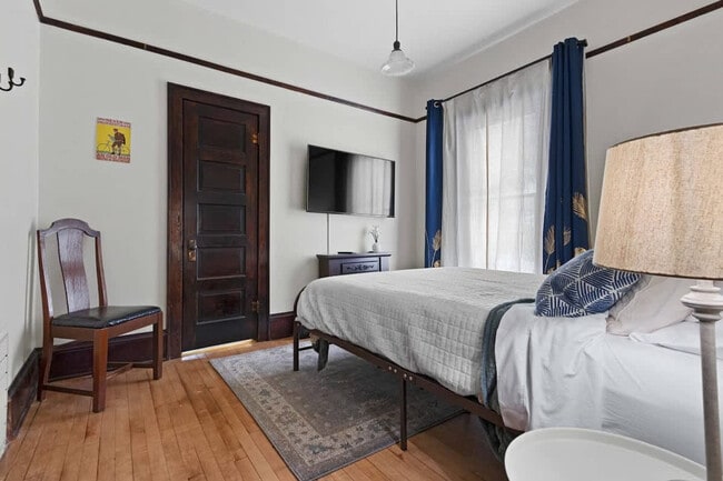 Building Photo - 100 W 1st St