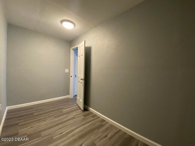 Building Photo - 215 N Oleander Ave