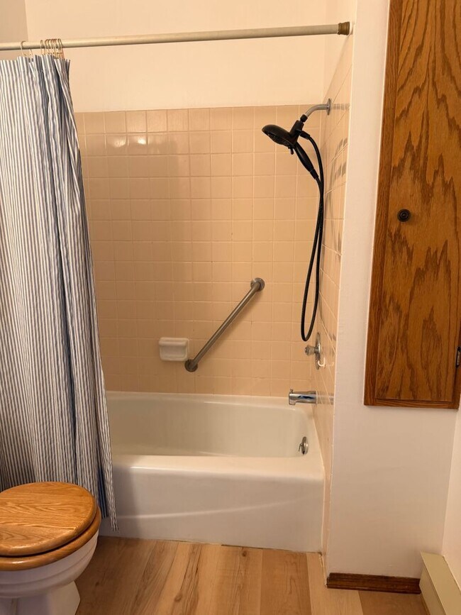 Building Photo - Recently updated unit Near Montana State!