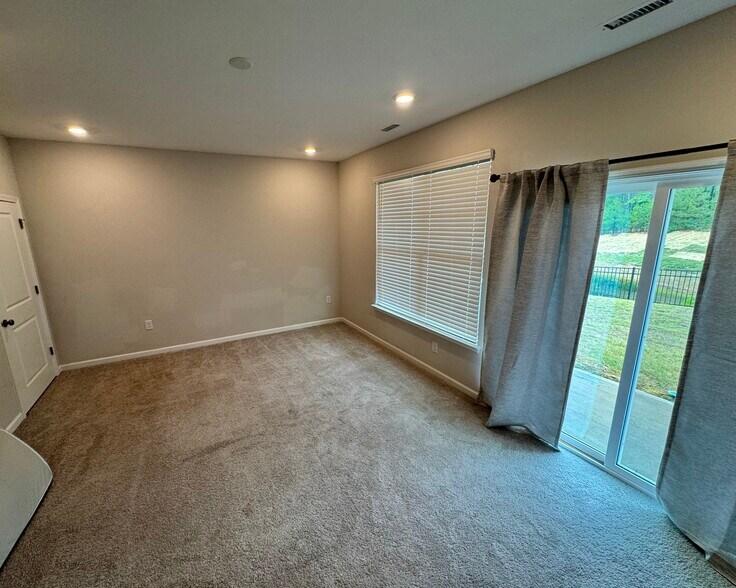 Building Photo - 1049 Manorhaven Dr