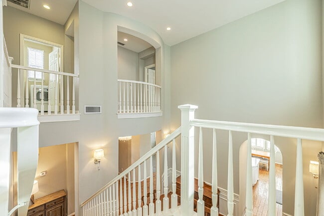 Building Photo - Refined Living in the Heart of Valencia