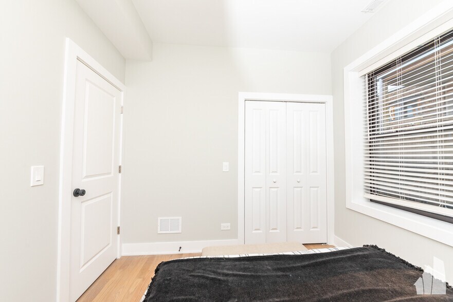 Building Photo - 4409 N Seeley Ave