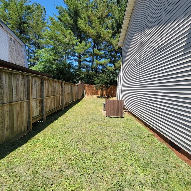 Building Photo - 3/2 Townhouse-Cookeville City Limits-End Unit
