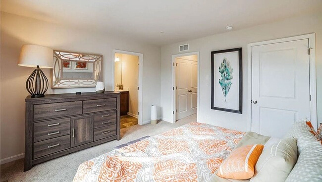 Building Photo - Modern 3BR/2.5BA Townhome in Trimble Meadows | LVP Floors | Stainless Kitchen + Island | Upstairs...