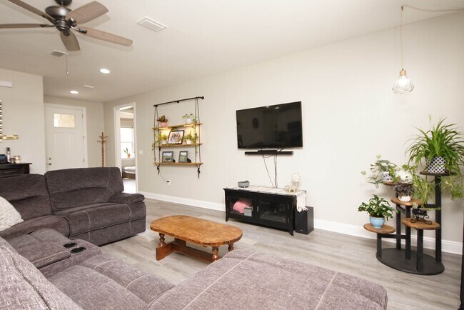 Building Photo - Newer Home in Valparaiso