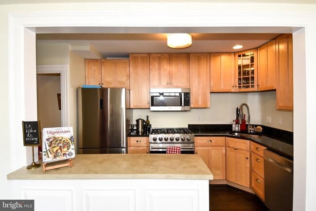 Building Photo - 2426 Observatory Pl NW