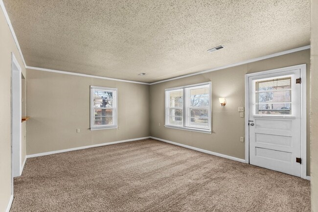 Building Photo - Updated Cozy 2 bedroom House