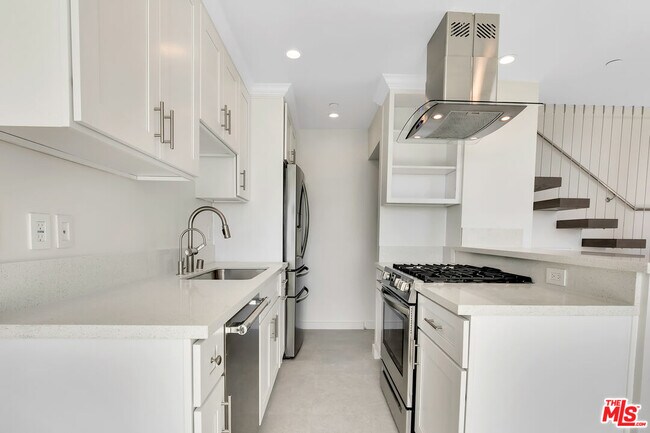 Building Photo - 28405 Via Acero St