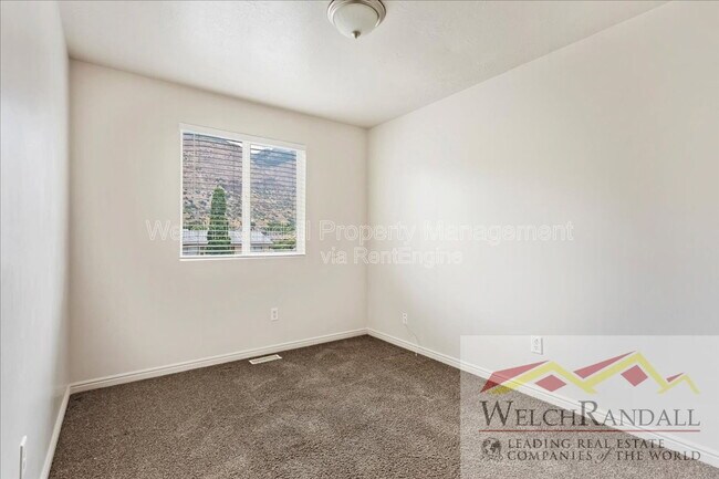 Building Photo - 1213 N Orchard Ave