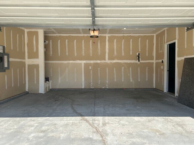 Building Photo - Bright and Spacious 3/2 Available Now!