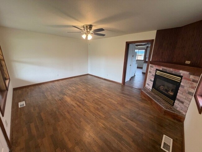 Building Photo - Charming home in Edison District