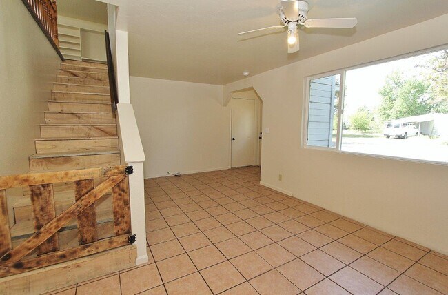 Building Photo - 816 S Wardwell Ave