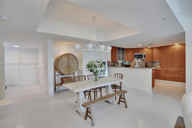 Building Photo - 2627 S Bayshore Dr