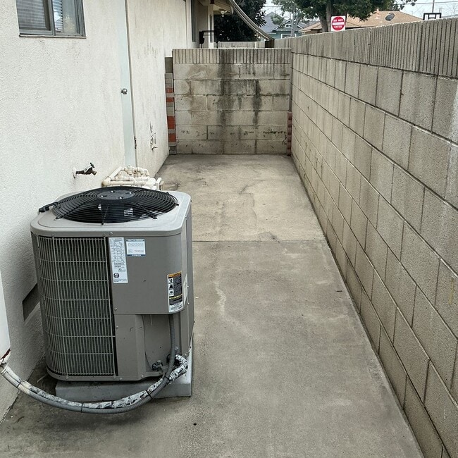 Building Photo - Washington (1004-1008)