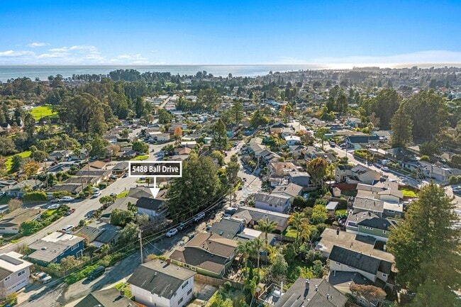 Building Photo - Cozy 2BR/2BA Duplex | Fireplace, Patio