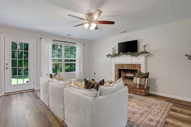 Building Photo - 3 bedroom 2.5 bath with bonus room in Lega...