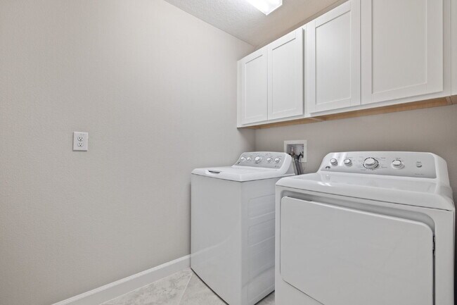 Building Photo - "Spacious 4-Bedroom Lutz Home gated commun...