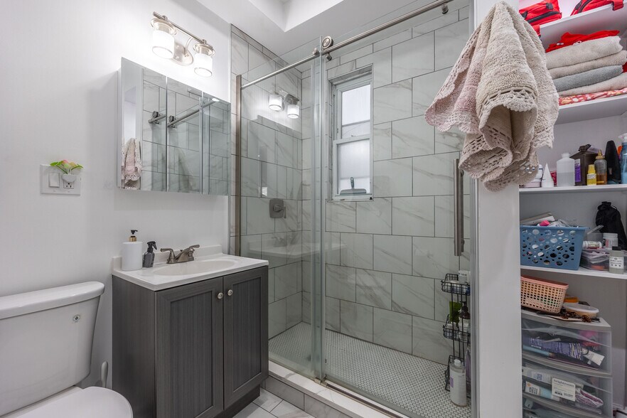 Building Photo - 1647 N Francisco Ave