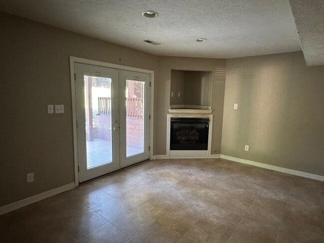 Building Photo - Charming 5 Bedroom Home off Lakeside Drive