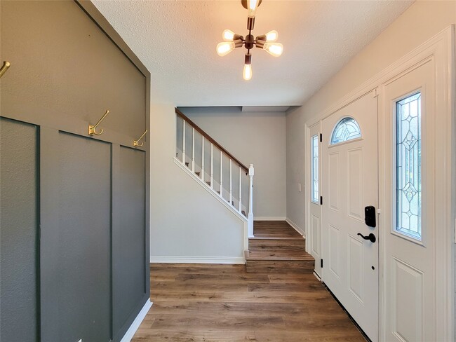 Building Photo - 8123 Sunny Ridge Dr