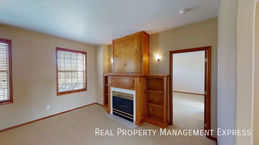 Building Photo - 305 N Pine Lake Dr