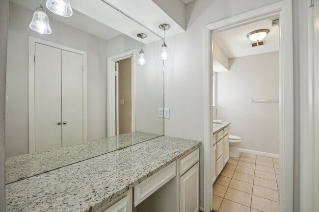 Building Photo - 1725 Northcrest Dr