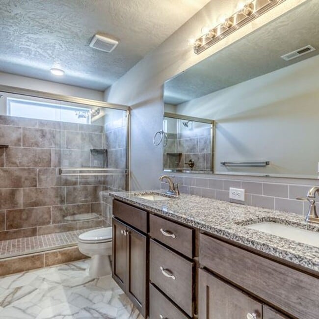 Building Photo - 4-Bedroom Townhome in West Boise