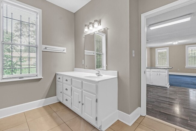 Building Photo - Charming 3-Bedroom Home in Convenient Memphis Location