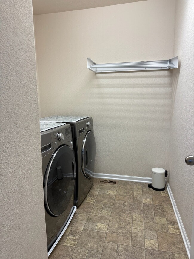 Building Photo - "Spacious 6-Bedroom Haven with 5 Full Bath...