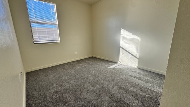 Building Photo - Clean & Comfortable Home in North Las Vegas