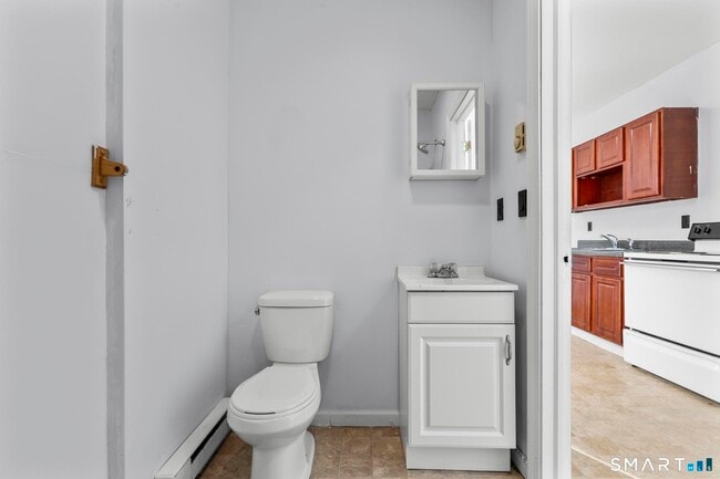 Building Photo - 1380 Bank St