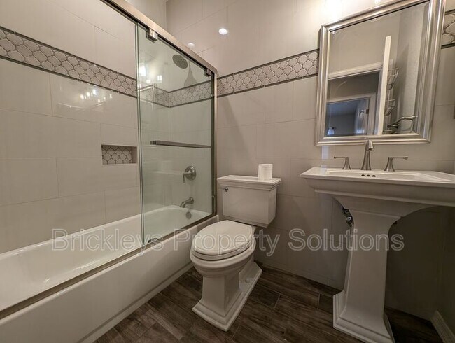 Building Photo - 9213 E Wood Dr