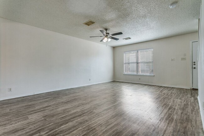 Building Photo - 3-BEDROOM HOME IN CANDLEWOOD PARK