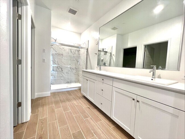 Building Photo - Beautiful 3-Bed, 2-Bath Lennar Home in Daf...