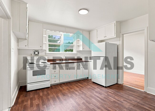 Building Photo - 141 Marthas Ln-