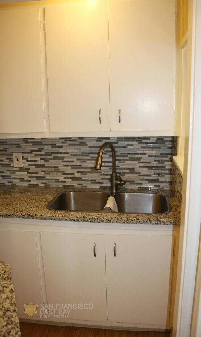 Building Photo - Captivating 2bd/1ba House with Garage/Work...