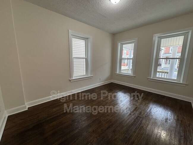 Building Photo - 836 W Washington St