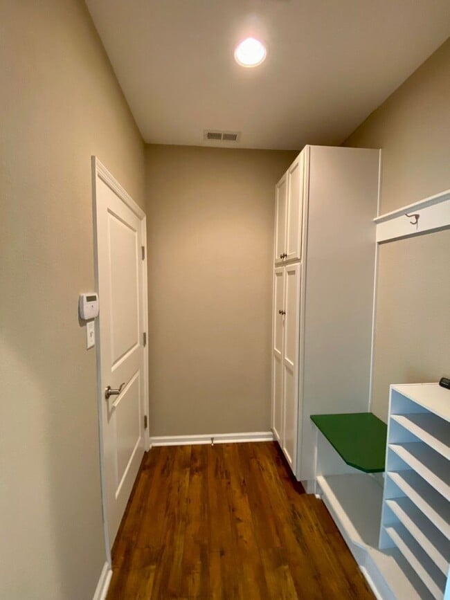 Building Photo - Introducing a stunning Condo with a coasta...