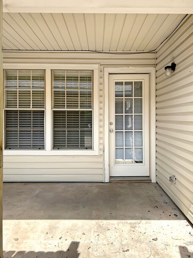 Building Photo - 2-Bed, 2-Bath Townhome with Flexible Floor...
