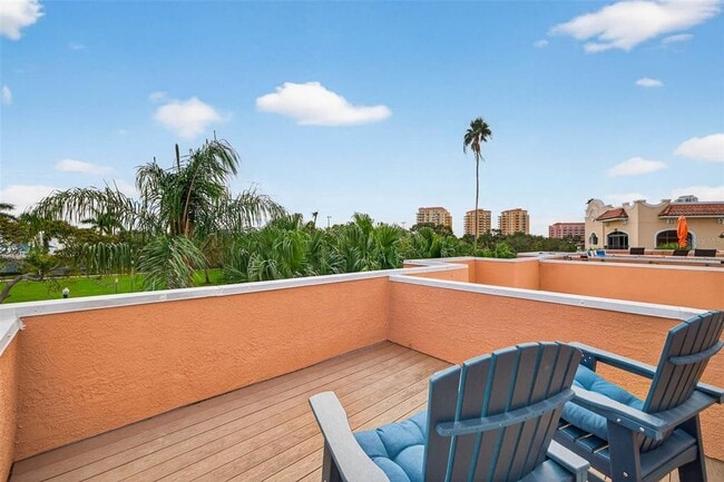 Building Photo - 922 N Shore Dr NE