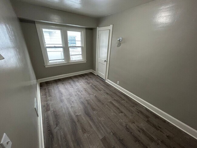 Building Photo - Cozy and freshly Updated North Toledo Home Near I-75 & Downtown